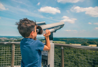 Junge beobachtet durch ein Fernglas - EuroParcs Brunssummerheide - Brunssum, Limburg, Niederlande