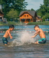 Los niños juegan en el agua - EuroParcs Brunssummerheide - Brunssum, Limburgo, Países Bajos