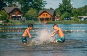 I bambini giocano in acqua - EuroParcs Brunssummerheide - Brunssum, Limburgo, Paesi Bassi