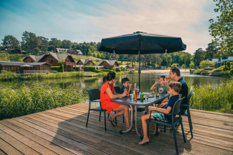 Sur la terrasse de l'hébergement au bord de l'eau - EuroParcs Brunssummerheide - Brunssum, Limburg, Pays-Bas