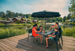 På terrassen ved indkvartering ved vandet - EuroParcs Brunssummerheide - Brunssum, Limburg, Holland