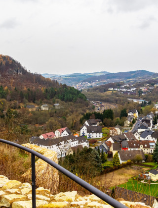 Vista panorámica de las colinas y casas coloridas alrededor de Utscheid, Renania del Norte-Westfalia, Alemania.