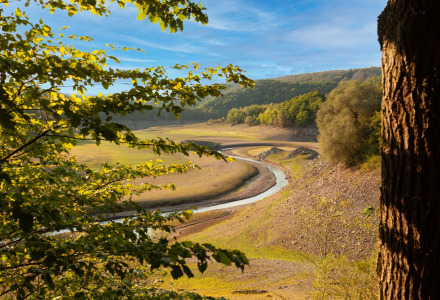 Vista de un río serpenteante y colinas verdes cerca de Utscheid, Renania del Norte-Westfalia, Alemania.