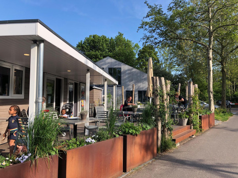 Terrasse der Brasserie - Ferienpark Delftse Hout- Delft, Südholland, Niederlande