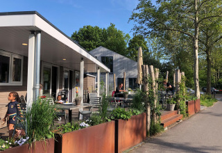 Terrasse der Brasserie - Ferienpark Delftse Hout- Delft, Südholland, Niederlande