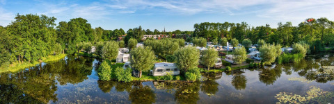 Vista panorámica del parque vacacional Camping Batenstein en Utrecht, Países Bajos, junto a un lago y árboles.