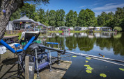 Camping Batenstein i Utrecht, Holland, med fiskestang ved søen og campingvogne i baggrunden.
