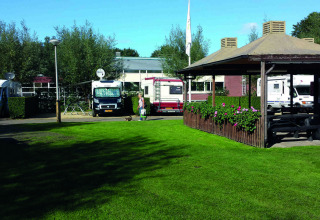 Camping Batenstein feriepark i Utrecht, Holland med campingvogne, grønne områder og legeplads i solen.