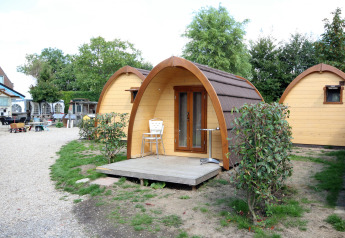 Photo d'une tiny house Pod Traditional au Camping De Grienduil aux Pays-Bas avec terrasse en bois.