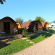 Kleine, gewölbte Holzhäuser im Camping De Grienduil, Niederlande, ideal für naturnahes Übernachten.