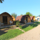 Pequeñas casas arqueadas en Camping De Grienduil, Países Bajos, ideales para una estancia tranquila.