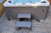 Außenwhirlpool mit Stufen auf gefliester Terrasse bei Luxe Homes im Bospark De Brenkberg, Niederlande.
