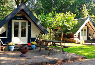 Twee A-vormige hutten en picknickplaats in Buytenplaets Suydersee, vakantiepark Flevoland, Nederland.