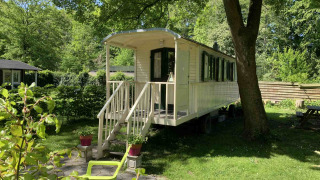 Foto de una encantadora carreta rodeada de árboles en Buytenplaets Suydersee, parque vacacional en Flevoland, Países Bajos.