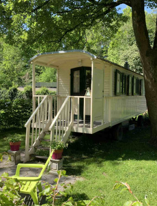 Foto de una encantadora carreta rodeada de árboles en Buytenplaets Suydersee, parque vacacional en Flevoland, Países Bajos.