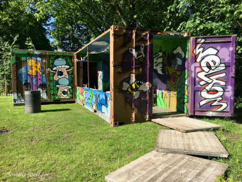 Kleurige graffiti siert een containergebouw bij Buytenplaets Suydersee, een vakantiepark in Flevoland.