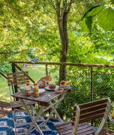 Ontbijt buiten op een knus terras omringd door groen in vakantiepark Buytenplaets Suydersee, Flevoland.