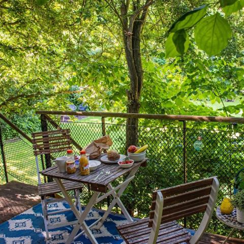 Ontbijt op een gezellig terras te midden van groen in vakantiepark Buytenplaets Suydersee, Flevoland.