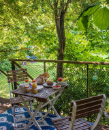 Desayuno al aire libre en una terraza acogedora rodeada de naturaleza en Buytenplaets Suydersee, Flevolanda.