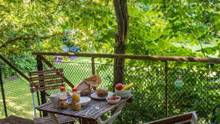 Desayuno al aire libre en una terraza acogedora rodeada de naturaleza en Buytenplaets Suydersee, Flevolanda.