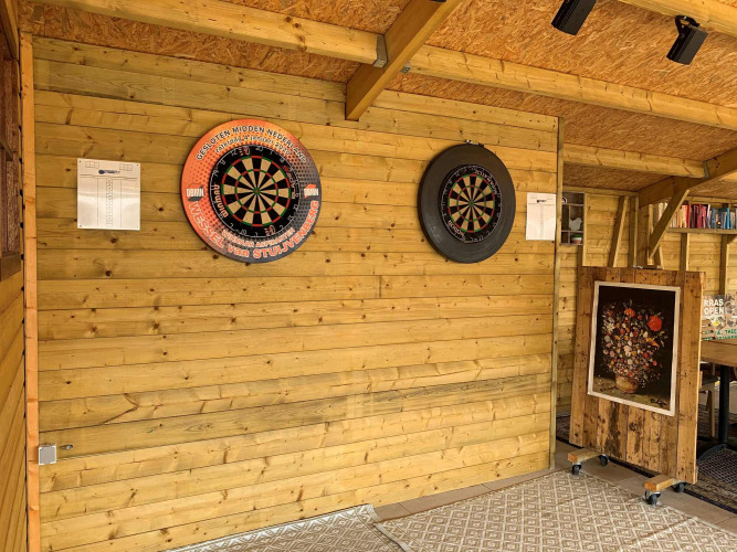 Innenbereich mit zwei Dartscheiben an Holzwand im Camping De Grienduil, einem Ferienpark in Utrecht, Niederlande.