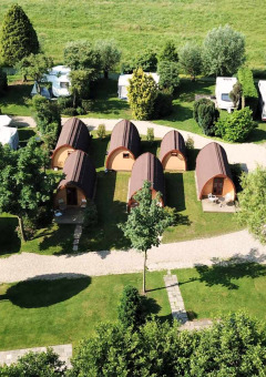 Luftaufnahme vom Campingplatz De Grienduil in Utrecht, Niederlande, mit Hütten und Wohnwagen.