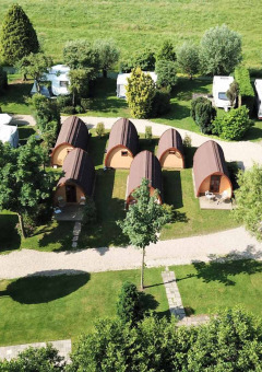 Vista aérea de Camping De Grienduil en Utrecht, Países Bajos, con cabañas, caravanas y zonas verdes.