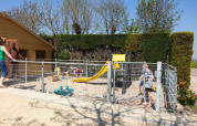 Parco giochi per bambini con scivolo al Camping De Grienduil, parco vacanze a Utrecht, Paesi Bassi.