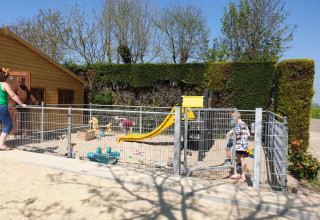Speelplein met glijbaan en speelgoed bij Camping De Grienduil, vakantiepark in Utrecht, Nederland.