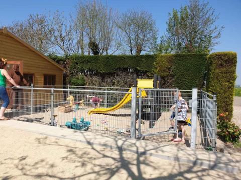 Parque infantil con tobogán y juguetes en Camping De Grienduil, un parque vacacional en Utrecht, Países Bajos.