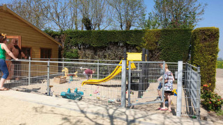 Parque infantil con tobogán y juguetes en Camping De Grienduil, un parque vacacional en Utrecht, Países Bajos.