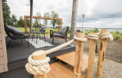 Terraza exterior en Waterlodge tipo 1 en Vakantiepark Bergumermeer, Países Bajos, con vista al lago.