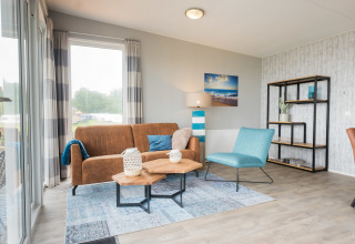 Sala luminosa en Waterlodge tipo 1 de Vakantiepark Bergumermeer, Países Bajos, con decoración acogedora y moderna.
