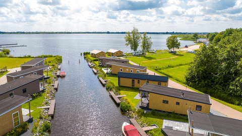 Panoramablick auf Waterlodge Typ 1 im Vakantiepark Bergumermeer, Niederlande, am Wasser gelegen.