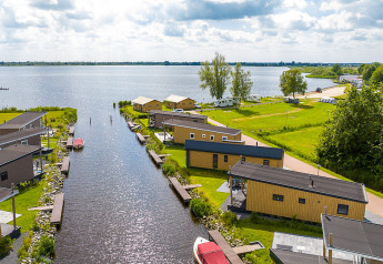 Panoramabillede af Waterlodge type 1 ved Vakantiepark Bergumermeer i Holland, med udsigt over vandet.