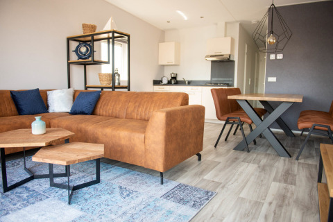 Moderner Wohn- und Essbereich in der Waterlodge Typ 1 im Vakantiepark Bergumermeer, Niederlande.