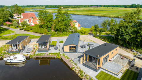 Luftfoto af Waterlodge type 2 ved Vakantiepark Bergumermeer, moderne lodges ved vandet i Holland.