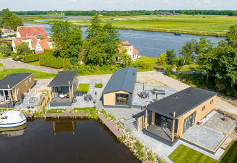 Vista aerea di Waterlodge tipo 2 al Vakantiepark Bergumermeer, moderni lodge sull'acqua nei Paesi Bassi.