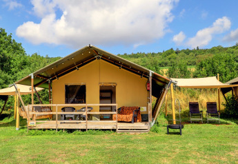 Safari-telt ved Camping Walsheim i Tyskland, omgivet af grøn natur, terrasse og liggestole foran.