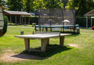 Tavolo da ping pong e trampolino all'aperto al Camping Walsheim, villaggio turistico in Saarland, Germania.