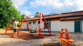 Parque infantil con columpios y balancín en Camping Walsheim, un complejo vacacional en Saarland, Alemania.