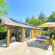 Solrig have med moderne Eco Cottage ved De Thijmse Berg i Holland, med terrasse og udendørs siddepladser.
