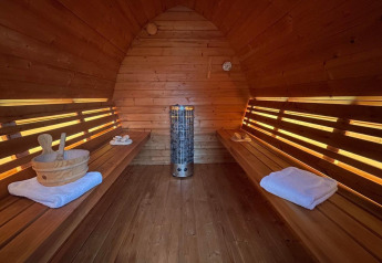 Foto interior de una sauna de madera con bancos en Wellness Cottage en De Thijmse Berg, Países Bajos.