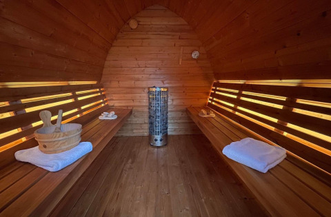 Interieur van een houten sauna met banken in Wellness Cottage op De Thijmse Berg in Nederland.