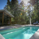 Pool Lodge ved De Thijmse Berg i Holland, med moderne hus, privat pool og liggestole omkranset af skov.