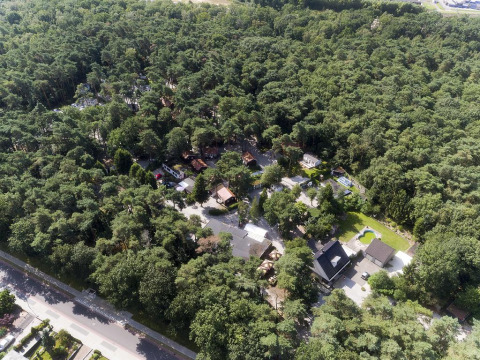 Luchtfoto van vakantiepark Bospark De Brenkberg in Limburg, Nederland, omgeven door een dicht bos.