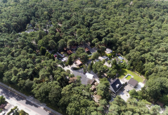 Veduta aerea del villaggio turistico Bospark De Brenkberg a Limburg, Paesi Bassi, immerso nella foresta.