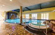 Indendørs swimmingpool og spabad ved Vakantiepark Leukermeer feriepark i Limburg, Holland, med vinduer og afslappende atmosfære.