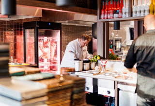 Des chefs travaillent dans une cuisine moderne à Vakantiepark Leukermeer, parc de vacances aux Pays-Bas.