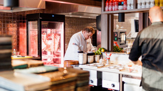 Koks aan het werk in een moderne keuken bij Vakantiepark Leukermeer, vakantiepark in Limburg, Nederland.